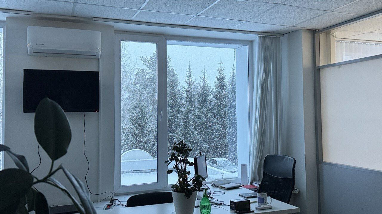 Наклеили за пять минут и не совсем мерзнем: из окон больше не сквозит, а подоконник теплый Зима с каждым днем берет верх, и многие уже усп...