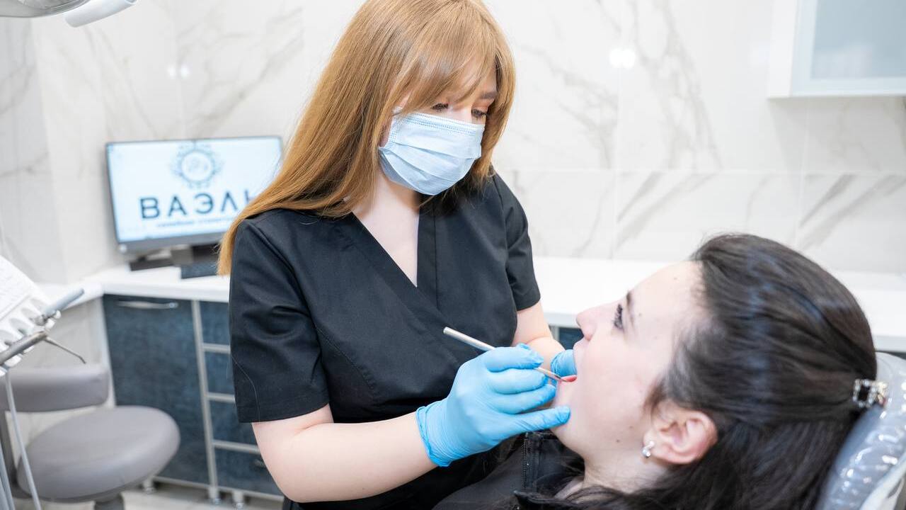 Профилактика вместо протезов: почему час у стоматолога экономит годы лечения и сотни тысяч рублей Редакция ProKazan поговорила со стоматологом-г...