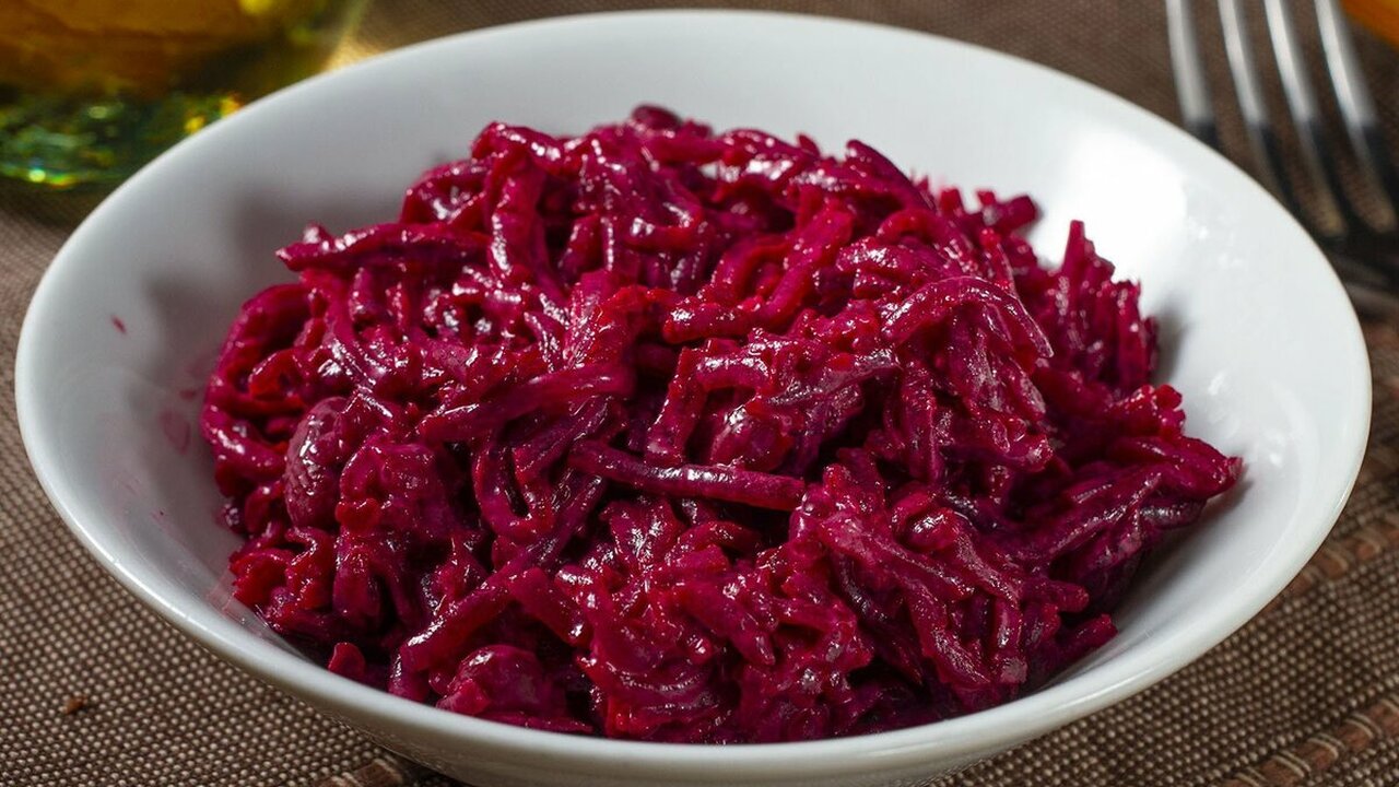 Вкусный салат со свеклой: домашних от него за уши не оттащить — легкий и быстрый рецепт Легкий и быстрый рецепт салата со свеклой, кото...