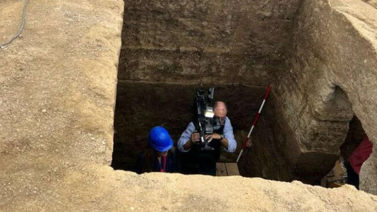Археологи нашли нетронутую этрусскую гробницу: ...