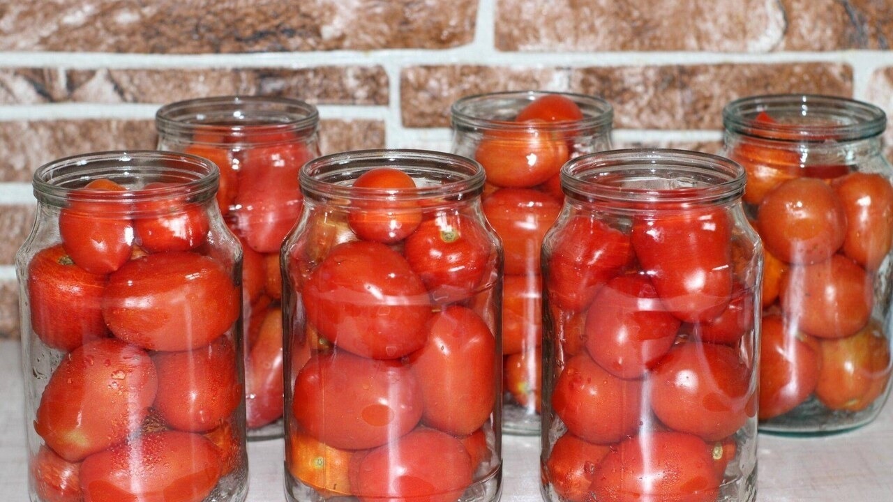 Помидоры на зиму «Супер вкусные», рассол выпивается на порядок быстрее, чем съедаются помидоры Конец лета всегда ассоциируется с обилием свежи...