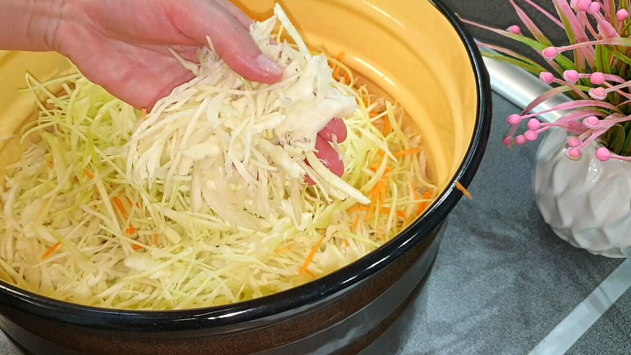 По-настоящему хрустящая вкуснейшая капуста: рецепт достался по наследству от бабушки Нет ничего вкуснее домашней квашеной капусты, к...