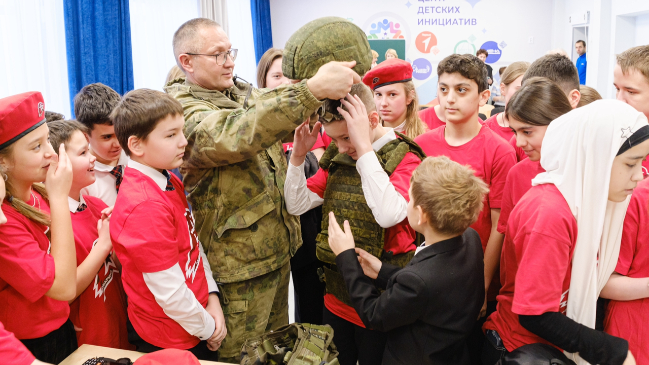 Накануне Дня защитника Отечества начальник базы...