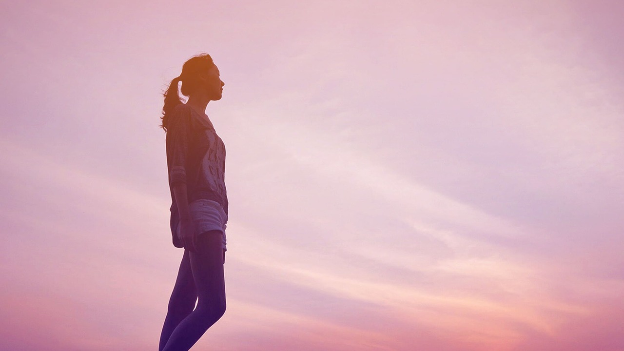 Когда жизнь теряет смысл — один шаг, который способен всё перевернуть В мире, где каждый день наполнен скоростью, тре...