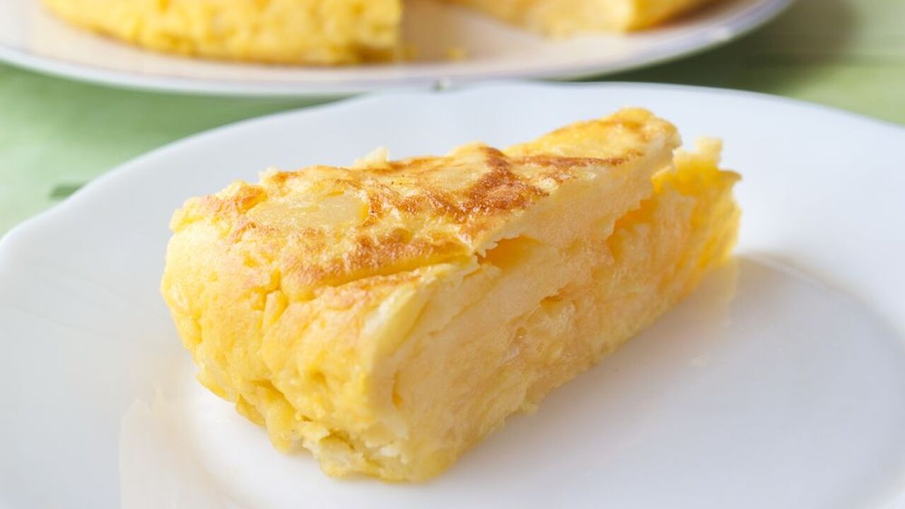 Мама научила готовить вкуснятину из детства: пара яиц и пачка творога — завтрак за несколько минут Нежный омлет с творогом за 10 минут — быстрый и...