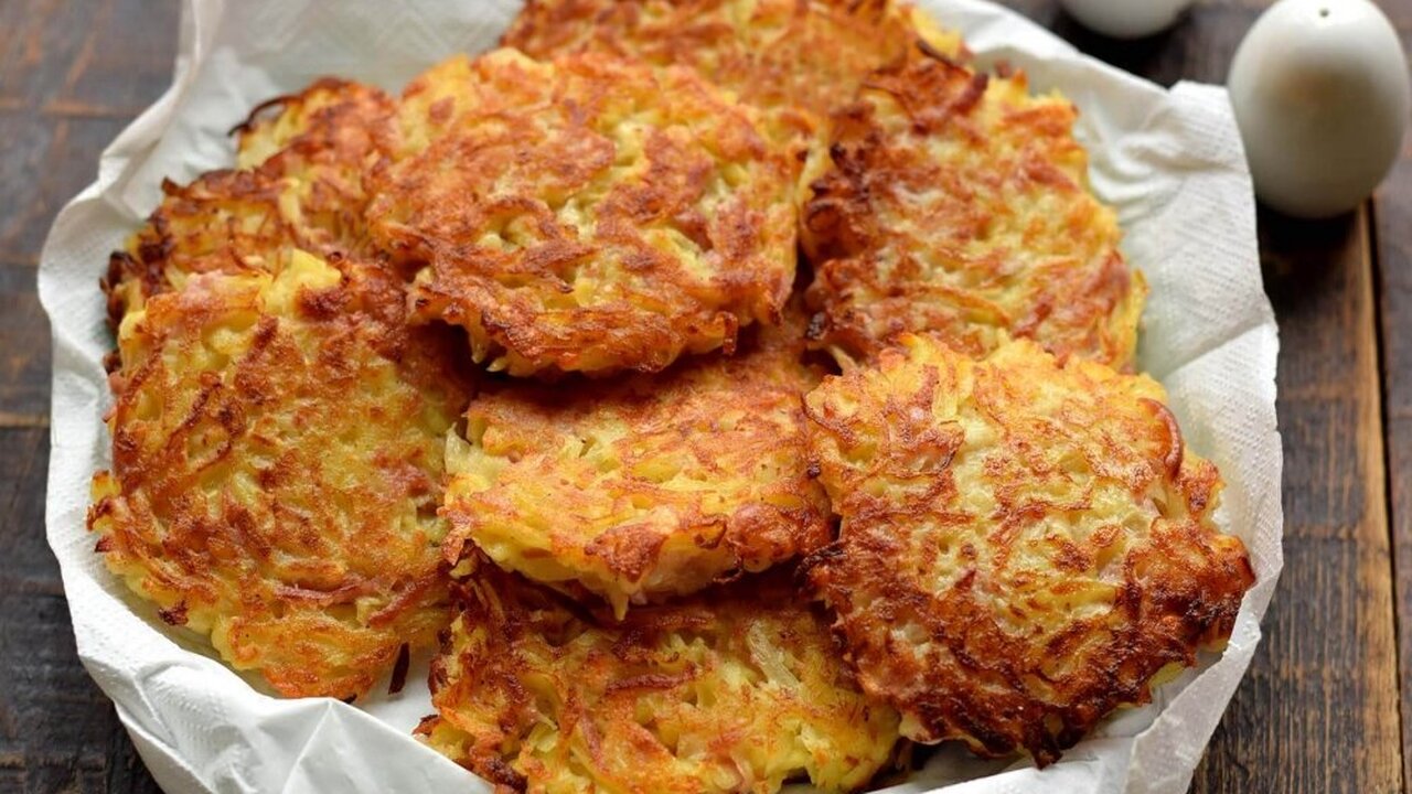 Беру 4 картошки, 1 луковицу и готовлю самый вкусный и сытный ужин для всей семьи: сметают со стола моментально - делюсь Рецепт вкусных и быстрых картофельных драников ...