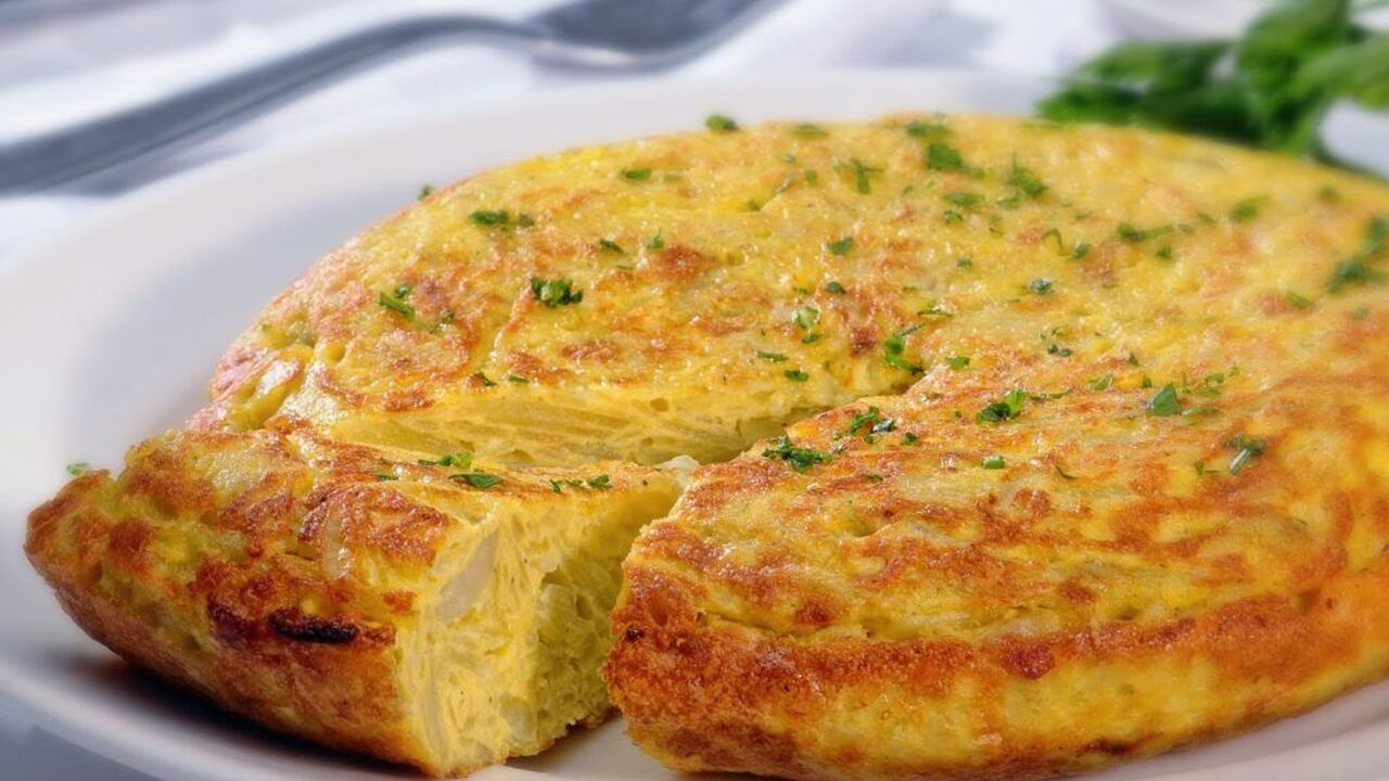 Забудьте про омлет и яичницу: вкуснейшая испанская тортилья легко превзойдет эти блюда Монотонность привычных завтраков и обедов — про...