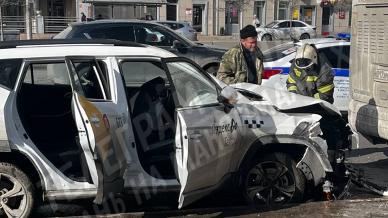 Стало известно, что на тротуаре около остановоч...