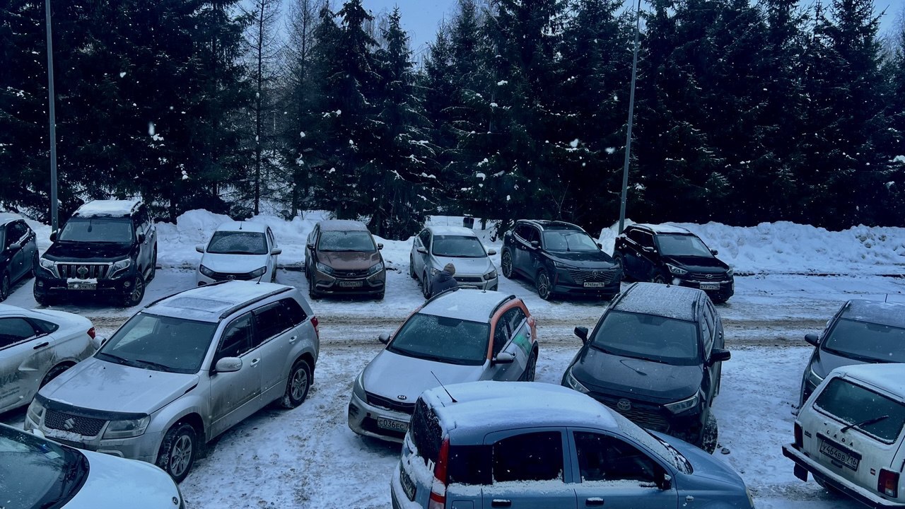В Казани общее число платных парковочных мест у...