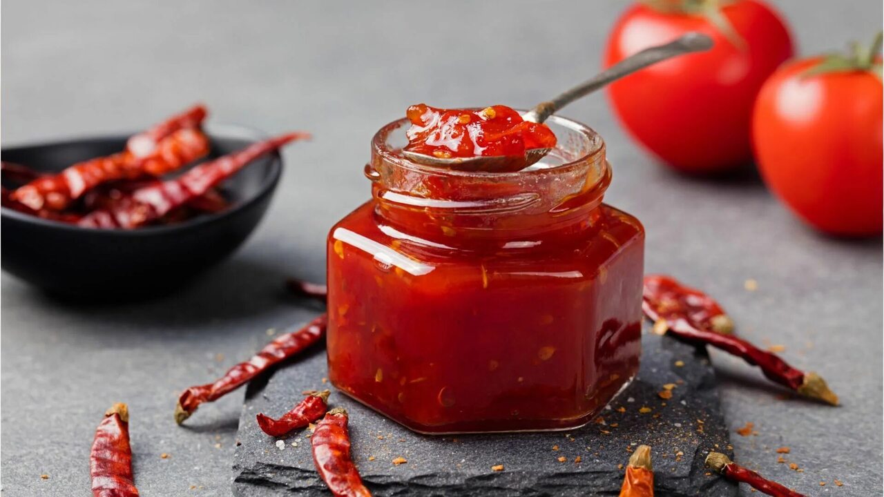 Как приготовить перцовый джем с медом: идеальная добавка к мясу и сырам Перцовый джем с медом — это необычное и интерес...