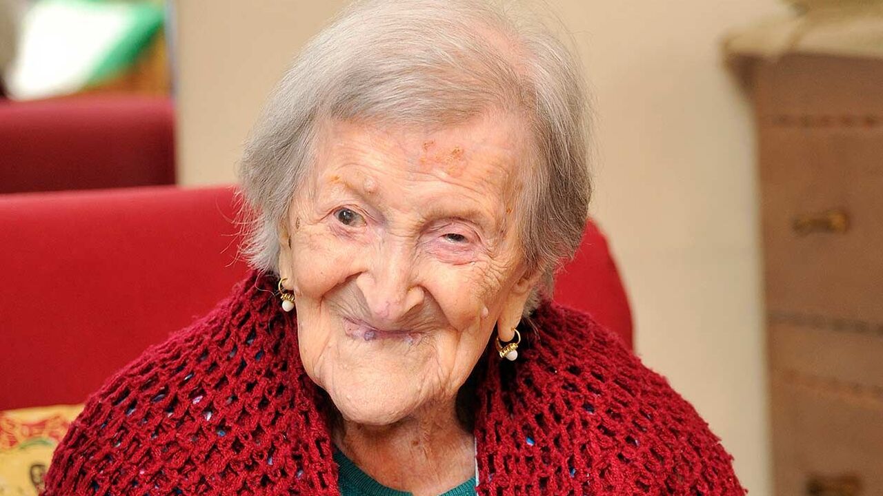 Она жила долгие 117 лет, не ела ни фруктов, ни овощей, но в ее меню на протяжении жизни было всего лишь одно блюдо Женщина-долгожительница делится простыми принци...