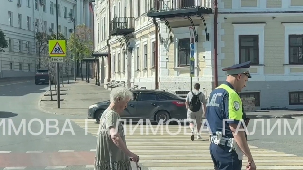 В Казани полицейский помог бабушке на участке саммита АСЕАН В центре Казани, где проходят мероприятия самми...