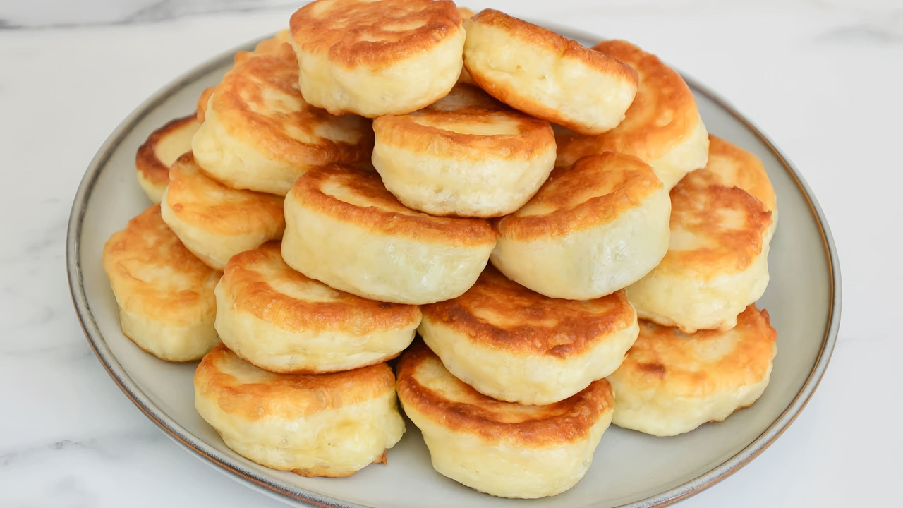 Обычные ингредиенты — а вкус, как в детстве: рецепт пышных оладий на кефире Многие помнят аромат детства — румяные оладушки...