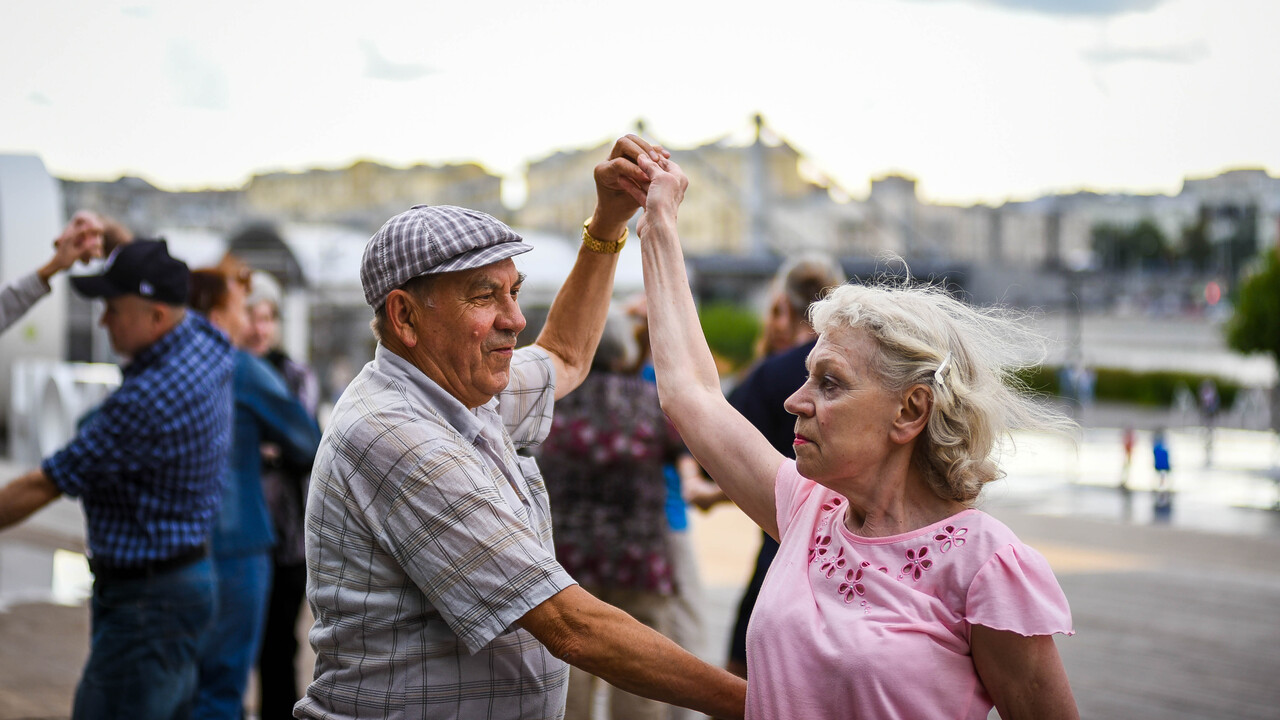 «Пенсионный возраст вновь вернется к цифрам 55/60 лет»: граждане не верят своему счастью как работает накопительная пенсия в России и ка...