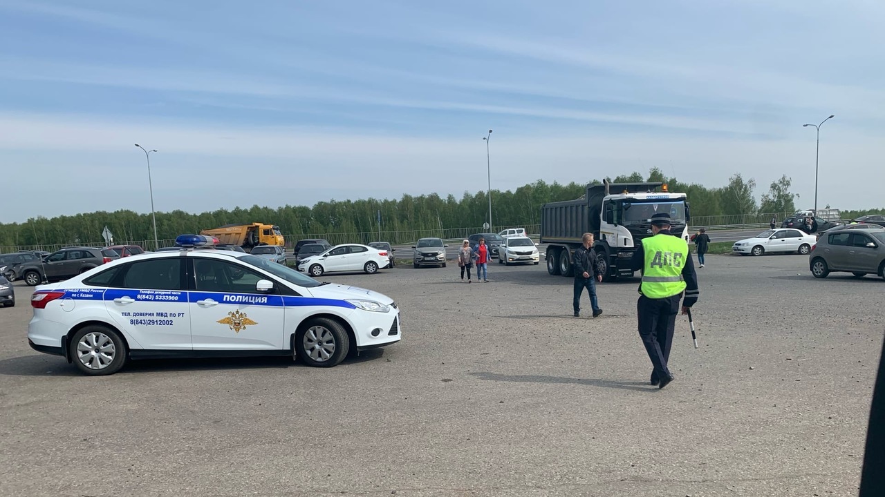 Вы едете по трассе строго по правилам: скорость...