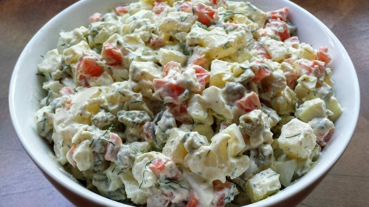 Идеальная и вкусная замена надоевшего всем Оливье: салат Киевский — гости сметут его первым со стола Салат Оливье по праву считается классикой празд...