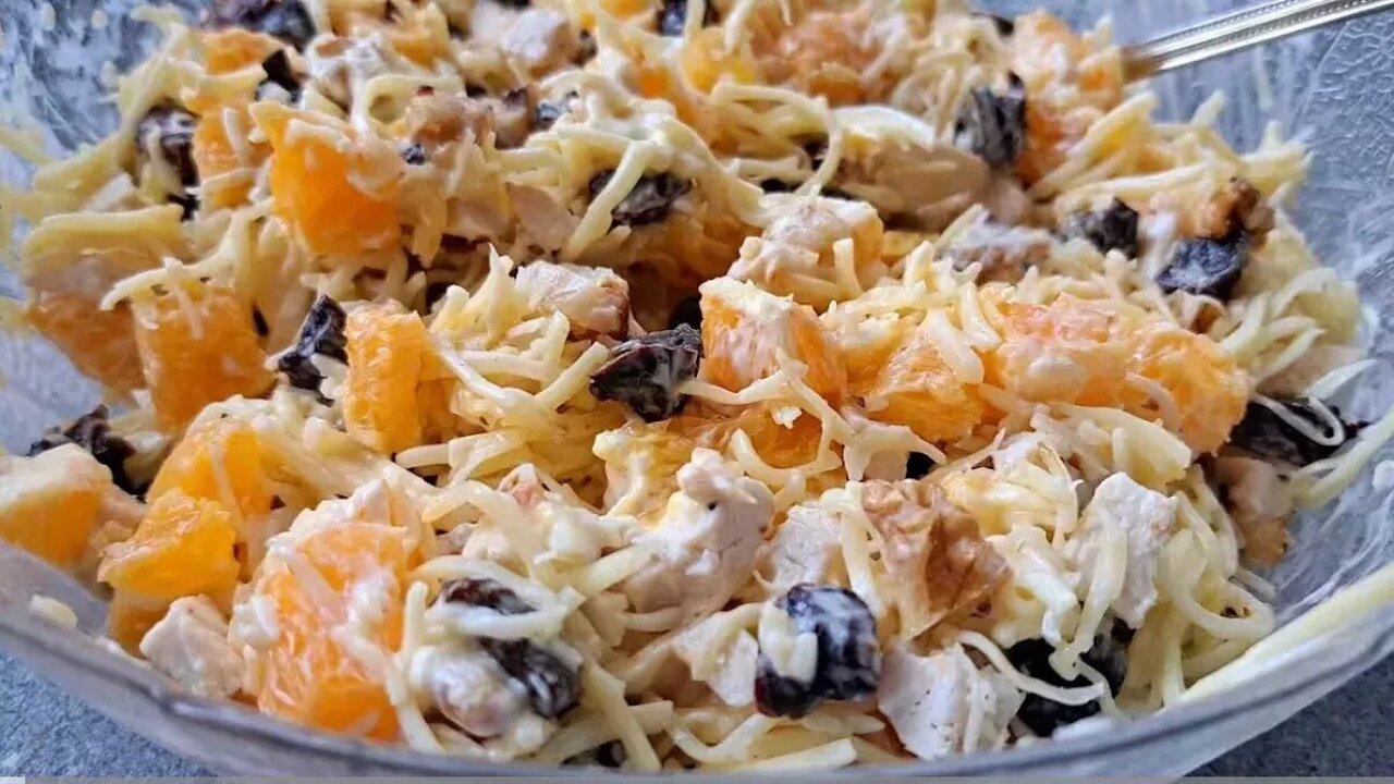 Восхитительный вкус озадачит гостей: готовим нежный салат «Феерия» — пока не раздадите рецепт, друзья не разойдутся Салат «Феерия» сочетает в себе сладость апельси...