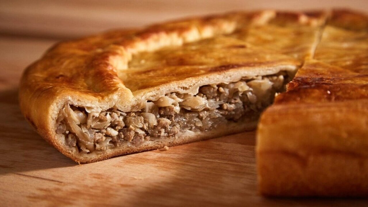 Мясной пирог — это универсальное блюдо, которое...