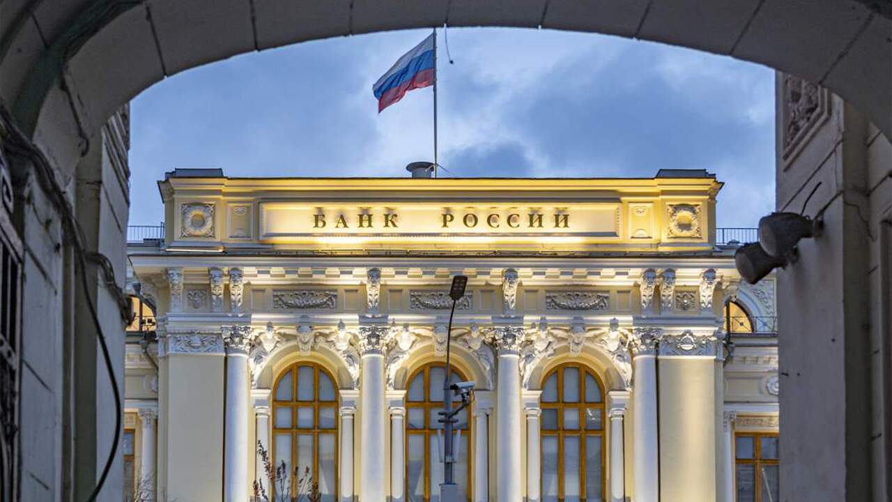 У ЦБ нет выхода, готовьтесь: россиян, имеющих вклады и кредиты в рублях, предупредили Центробанк готовится снизить ключевую ставку до...