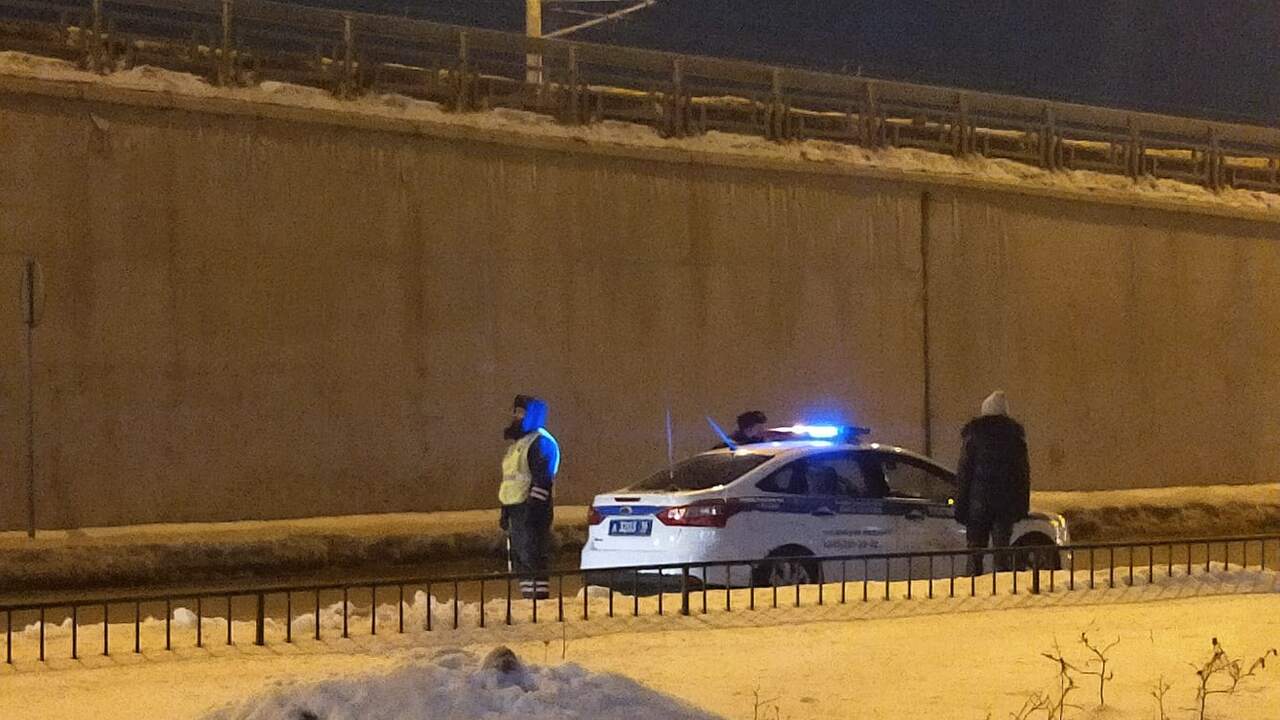 Хитрые водители делают это при проверке ГАИ: зачем они глушат мотор и сразу выходят из машины Остановка инспектором ДПС часто заставляет води...
