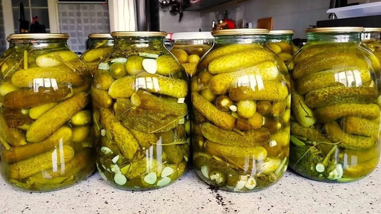 Этот рецепт маринованных огурцов отличается лак...
