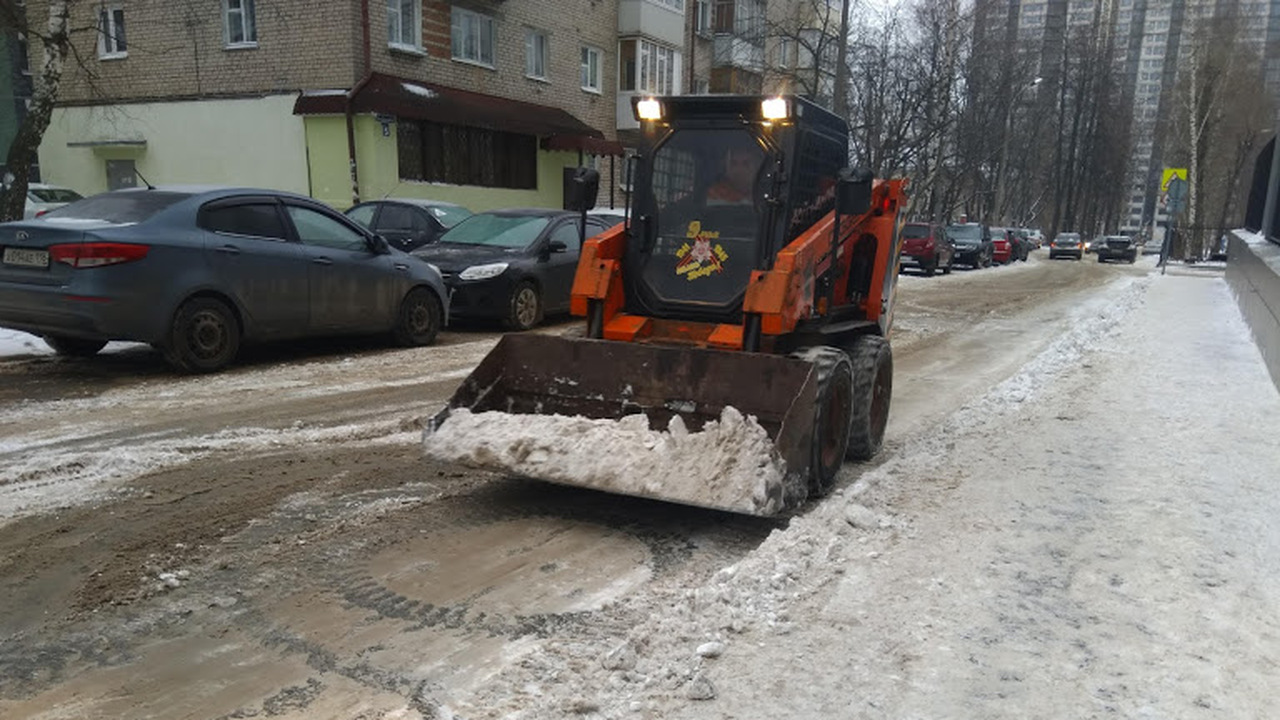 Медленно ползущий трактор впереди и сплошная ли...