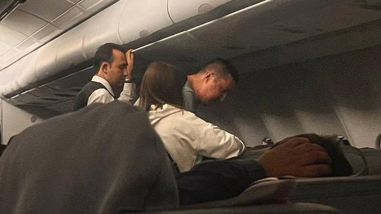 Реаниматолог из Челнов спас пассажира на борту самолёта Казань — Анталья Он услышал, как женщина кричала, что её мужу тр...