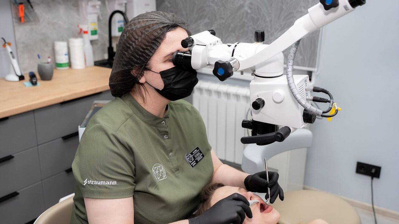 В «Анатомии улыбки» молодые стоматологи проходя...