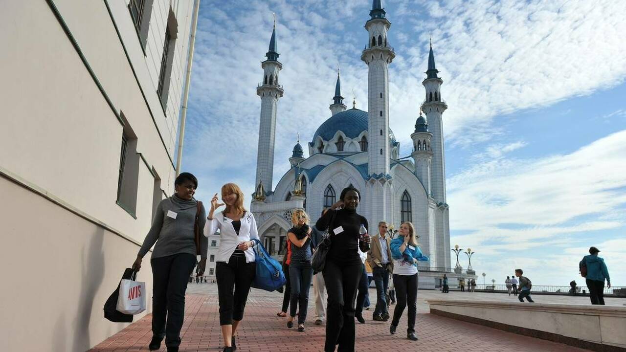 «Вам тут не рады, не надо приезжать в город»: казанцы рассказали, почему не встречают туристов В 2025 году количество туристов в Татарстане ув...