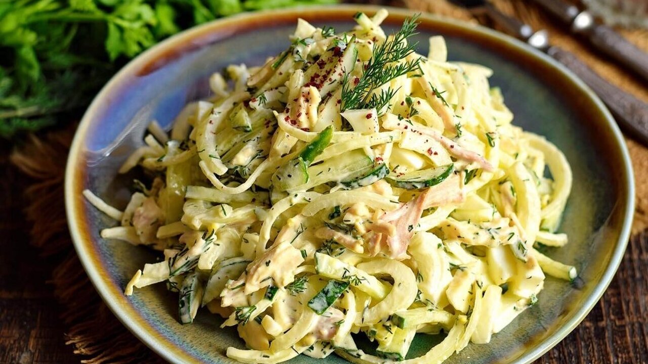 Салат «Простушка» — яркое сочетание дешевых ингредиентов! Вкусно, быстро и сытно это сытное и яркое блюдо, которое сочетает в се...