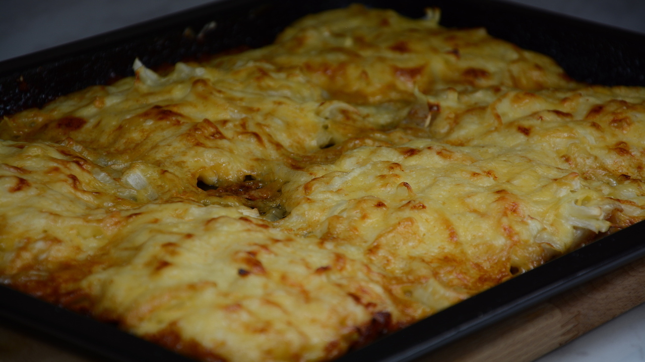 Мясо как тушёнка, можно есть губами: секрет приготовления невероятно вкусного мяса под луковой шубкой Мясо под луковой корочкой – это кулинарное удов...