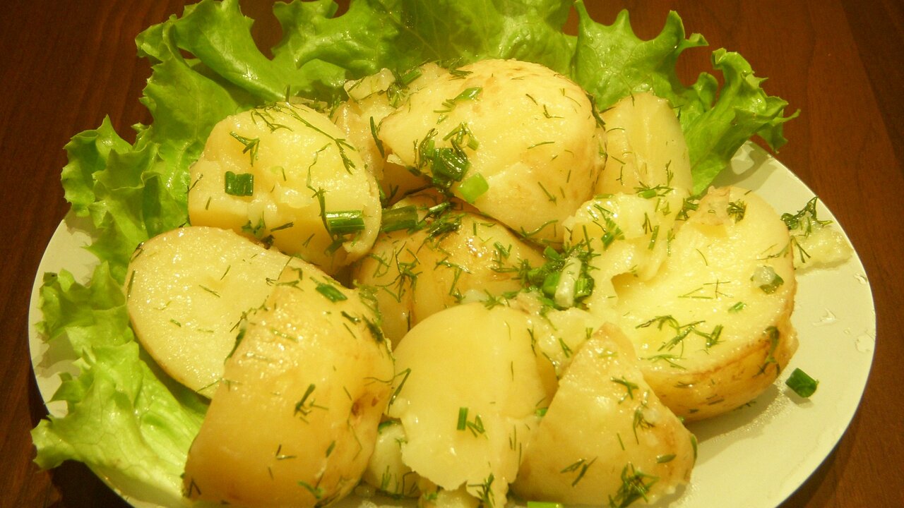 Бросьте в воду — и картошка будет сказочного вкуса: даже сливочное масло не понадобится — получается рассыпчатая и ароматная Картофель — это универсальный гарнир, который м...