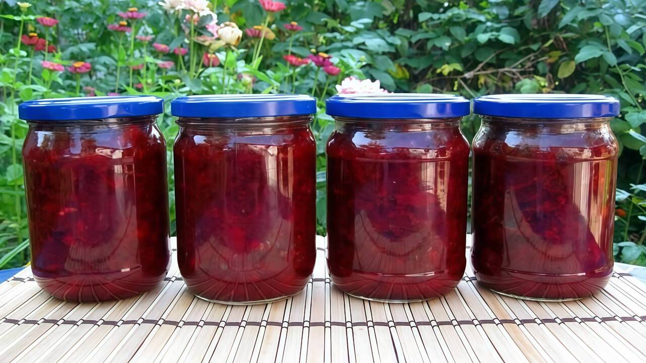 Заправка для борща на зиму: настолько быстро и вкусно, что свекровь попросила себе пару баночек Приготовление борща — процесс не самый быстрый,...