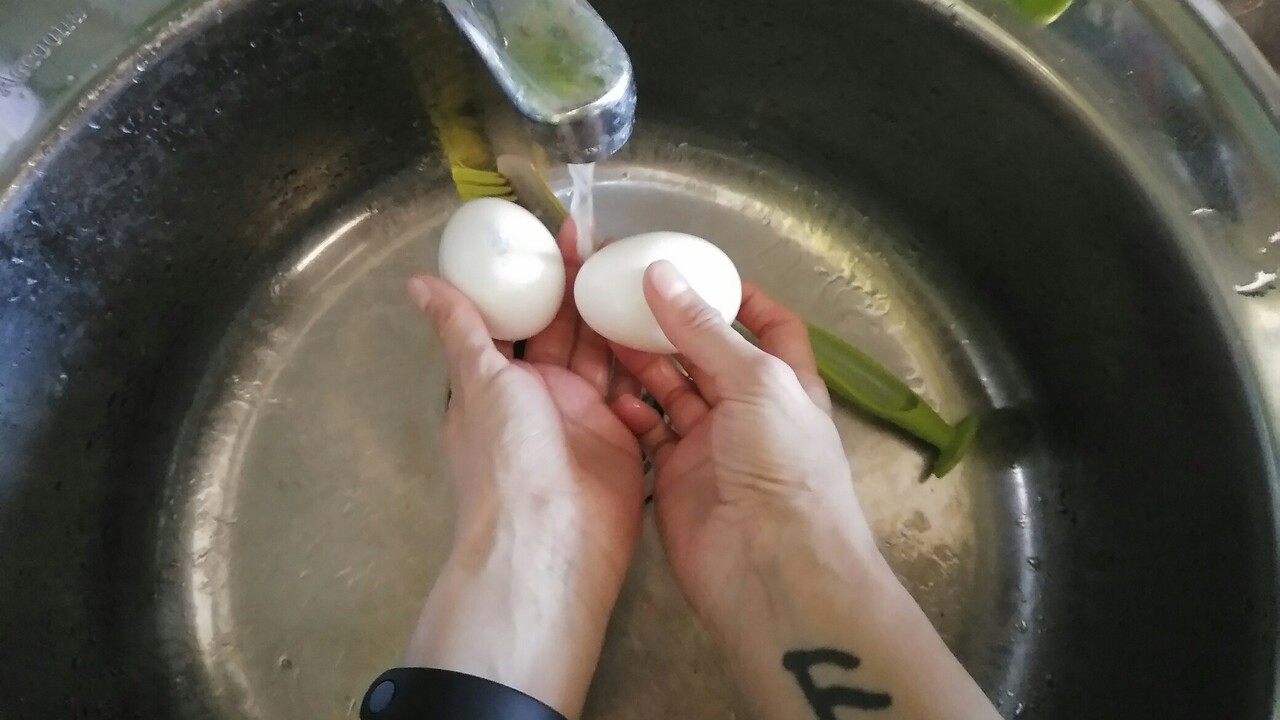 Спелый банан смешиваю с яйцом и овсяными хлопья...