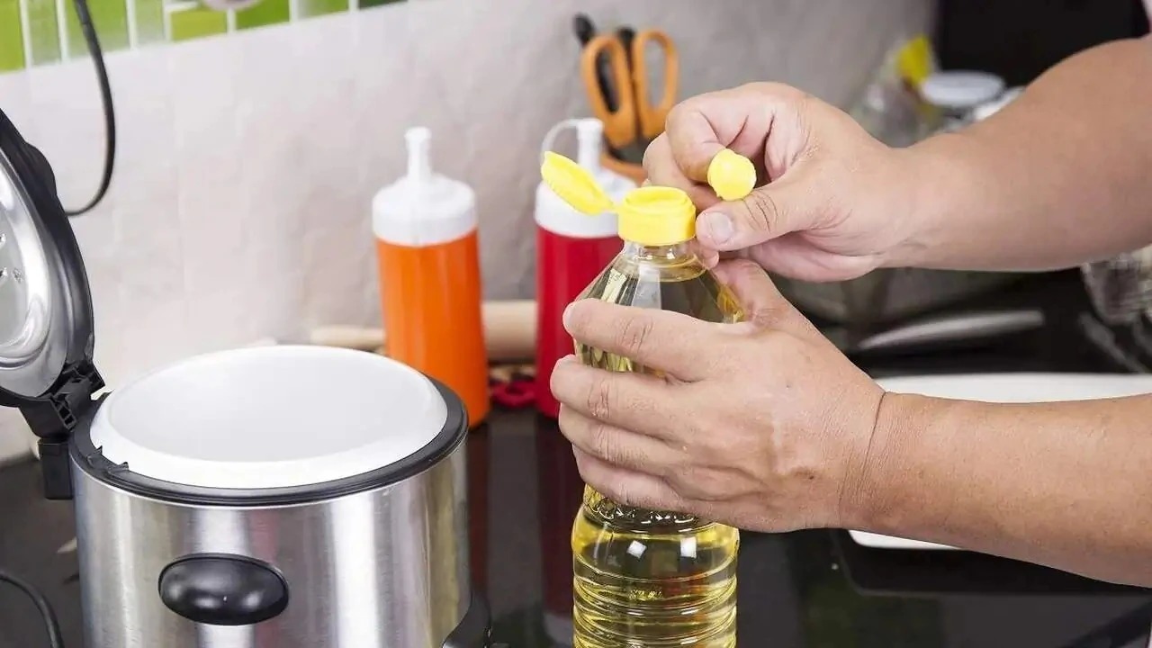 Подсолнечное масло — один из базовых продуктов ...