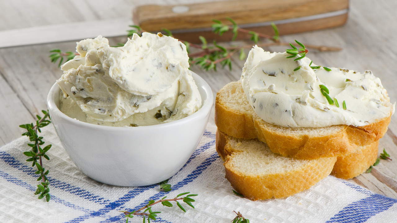 Смешиваем кефир со сметаной — и в холодильник: через два дня получаем вкуснейший и нежнейший сливочный сыр Приготовление сливочного сыра в домашних услови...