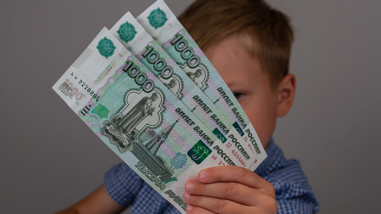 Россиянам в июне выплатят три раза по 10 000 рублей от СФР: названа дата прихода денег на карту Семьи с детьми от 8 до 16 лет могут получить тр...