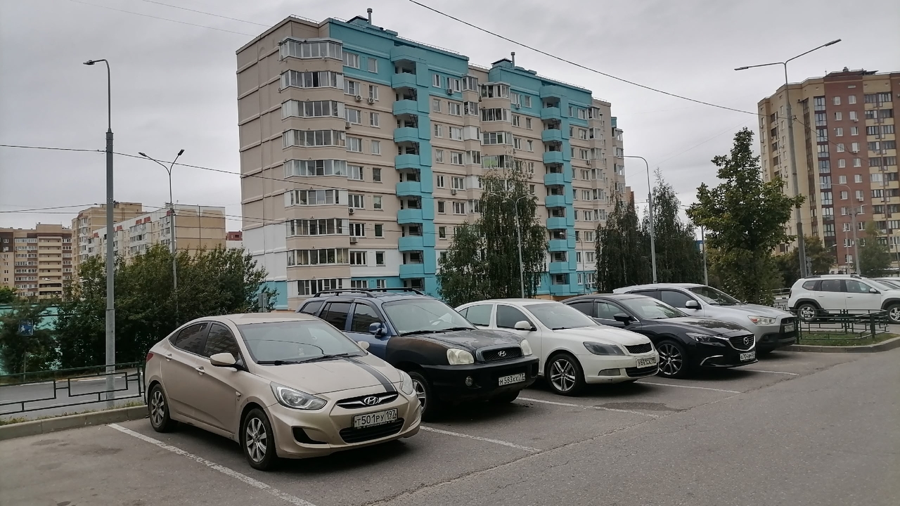 Верховный суд принял решение — кому по закону положена парковка во дворе Споры за парковочные места у дома стали для мно...