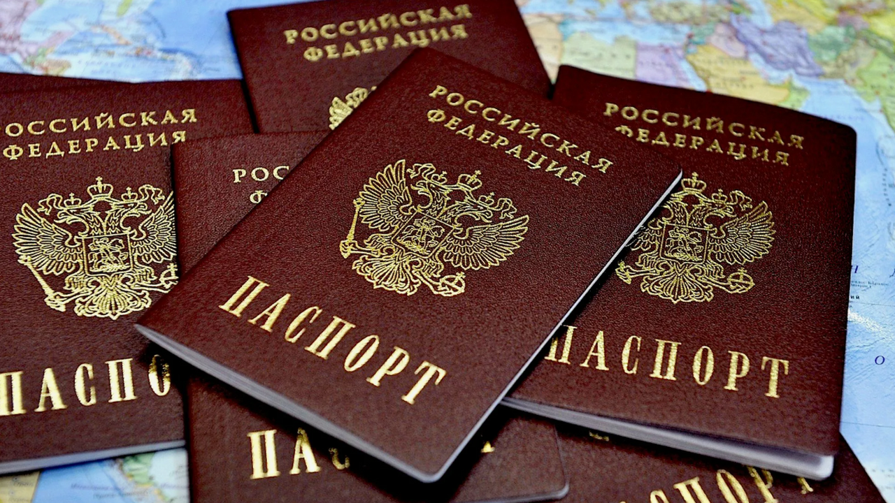 Паспорта, выданные в 20 и 45 лет, станут недействительными - россиян предупредили о неприятном сюрпризе Замена паспорта РФ строго регламентирована — уз...