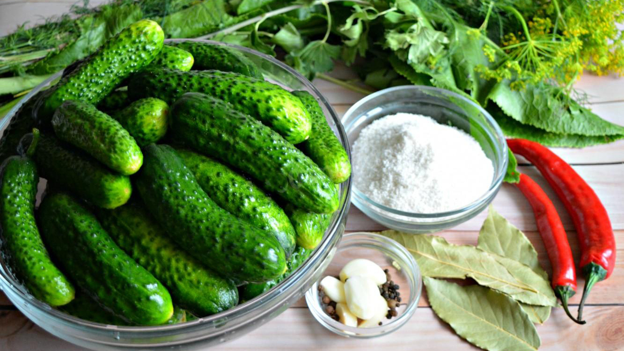 Маринованные огурцы — идеальная закуска с пикан...
