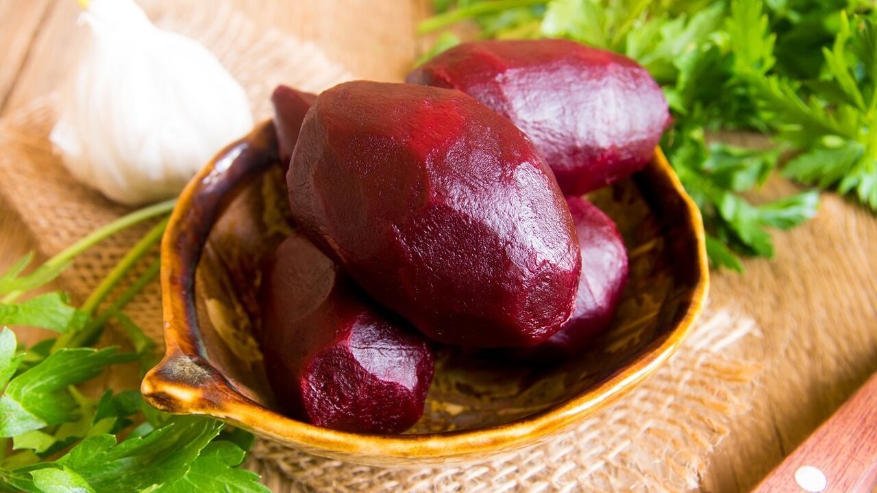 Перестала варить свеклу на салаты: друг шеф научил готовить свеклу вкуснее и проще, как они у себя в ресторане делают Кулинария тем и прекрасна, что даже самые привы...