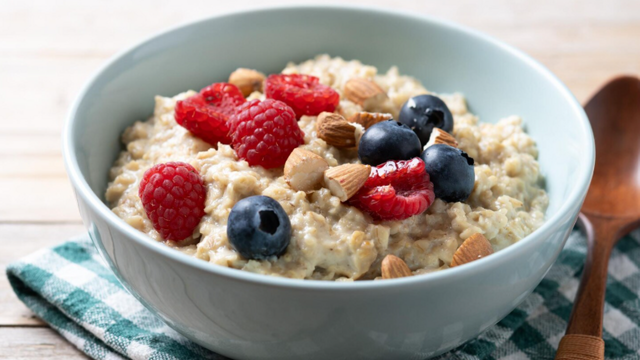 Стало известно, что от двух дней овсяной диеты «плохой» холестерин снижается Немецкие учёные из Бонна провели эксперимент, к...