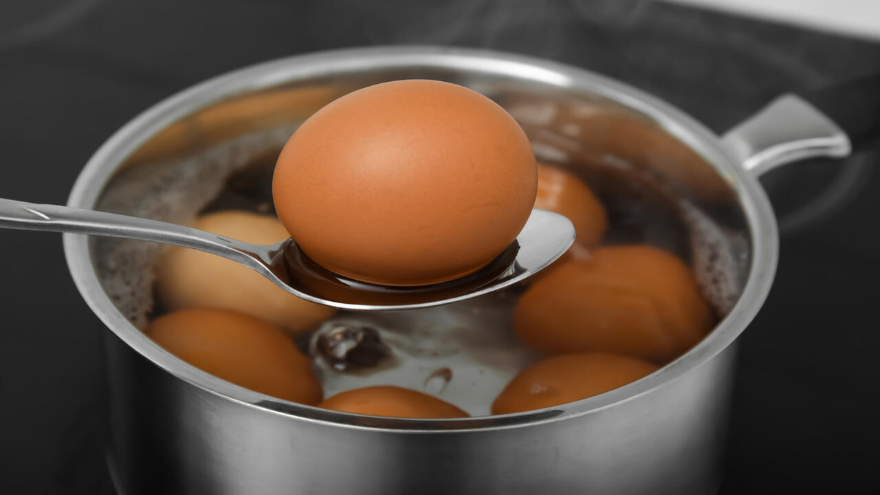 Никогда не остужайте яйца холодной водой: ошибка, из-за которой портится вкус и скорлупа трескается Приготовление яиц кажется простым делом, однако...
