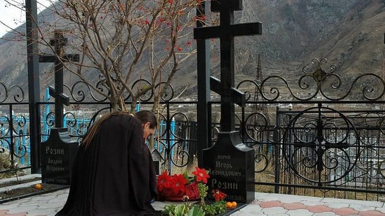 Священник объяснил, можно ли устанавливать фотографии на могилах Священник объяснил, грозит ли чем-то установка ...