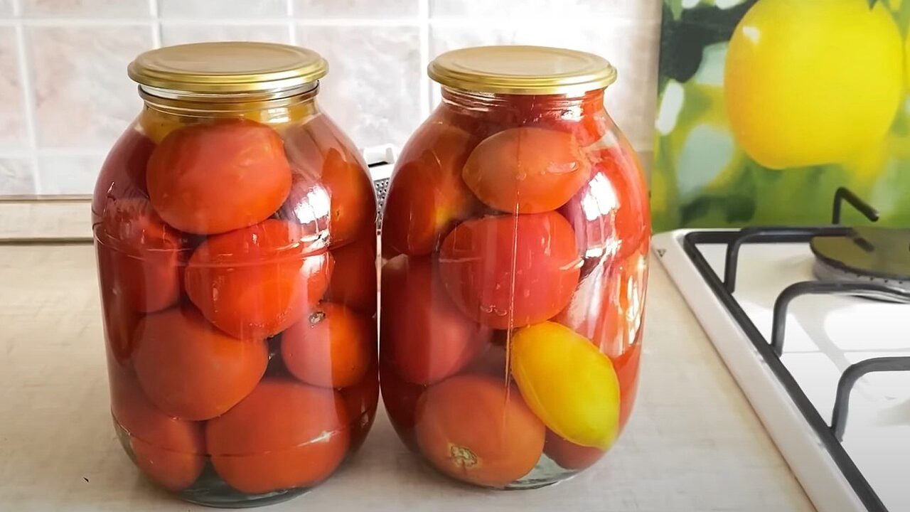 Маринованные помидоры — классическая заготовка,...