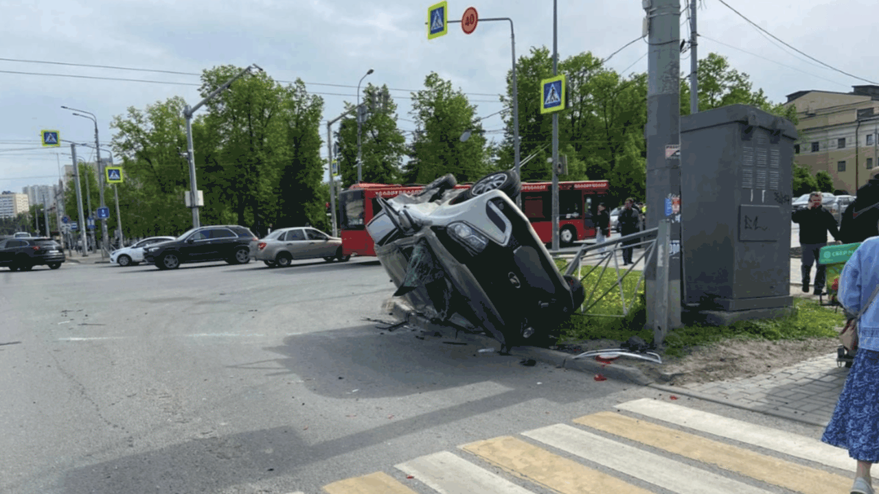 На улице Назарбаева в Казани произошло ДТП с пе...