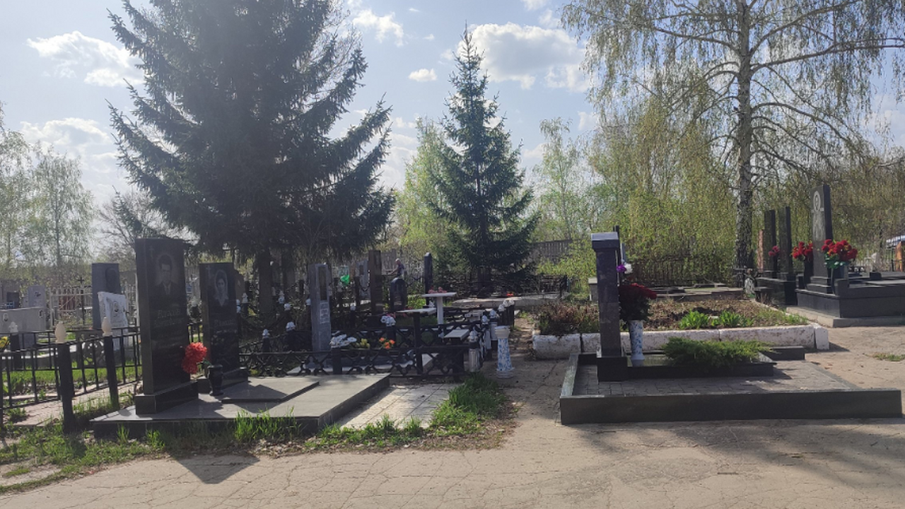 Священник Максим Портнов рассказал, как часто в году нужно посещать кладбище Он отметил, что люди часто оказываются в двух к...