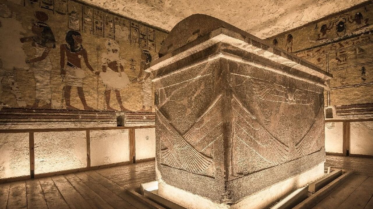 В гробнице под Саккарой найден 500-летний манускрипт с «кошмарным посланием» В Египте археологи обнаружили манускрипт возрас...