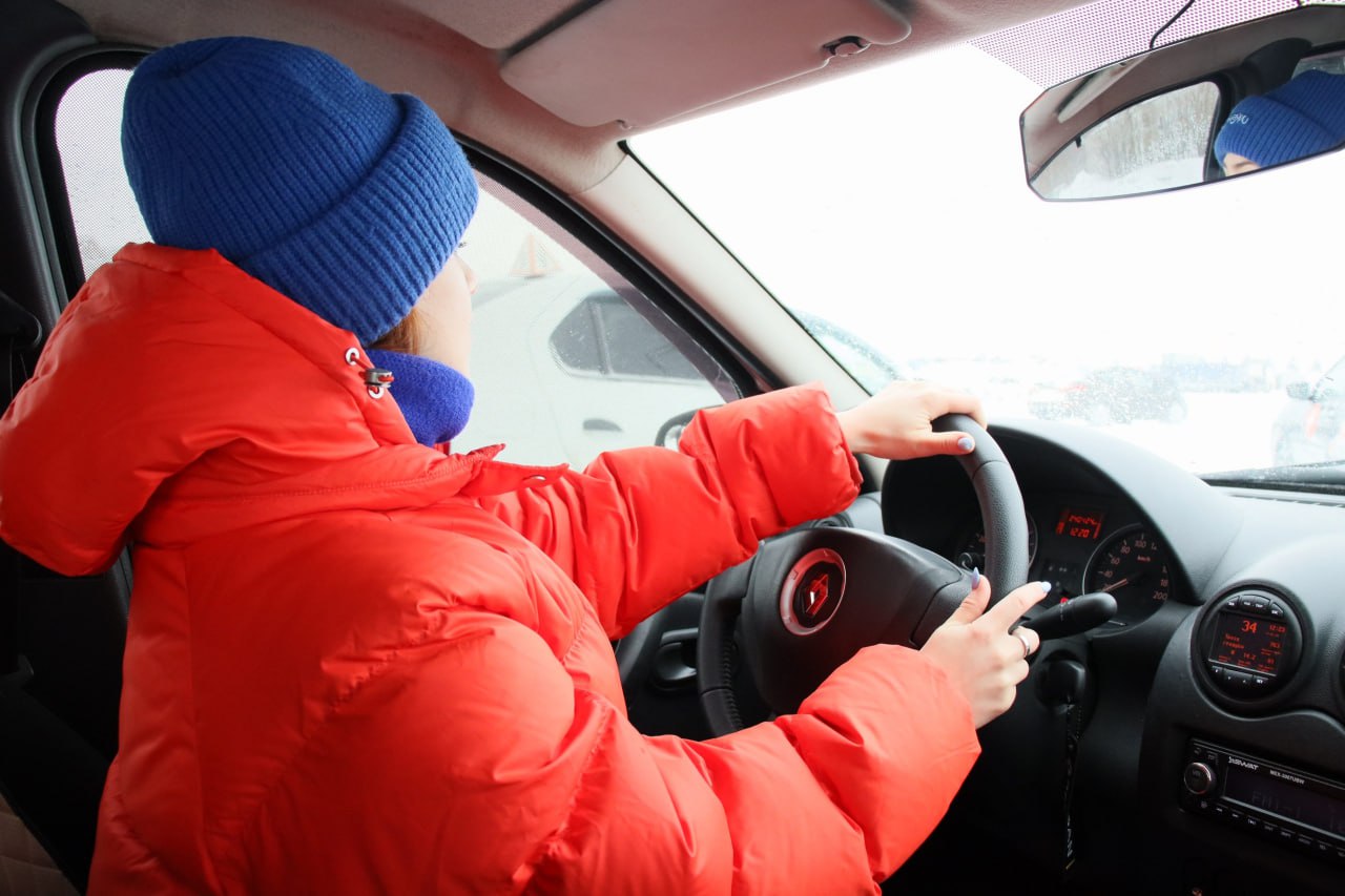 Вождение машины. Опыт вождения. Опыт вождения. Автошкола девушка. Ученик автошколы.
