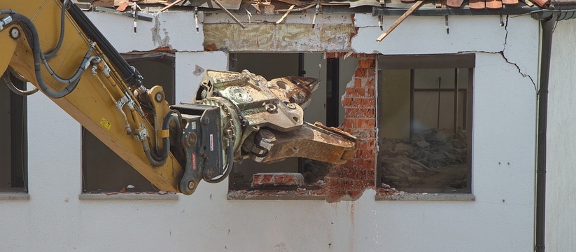 В доме офисы, кафе и квартиры: в Казани признали аварийным и будут сносить жилое здание